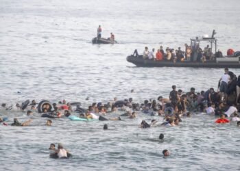 Imigranți în barcă, împiedicați să debarce de turiștii de pe o plajă din Sardinia