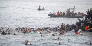 Imigranți în barcă, împiedicați să debarce de turiștii de pe o plajă din Sardinia