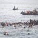 Imigranți în barcă, împiedicați să debarce de turiștii de pe o plajă din Sardinia