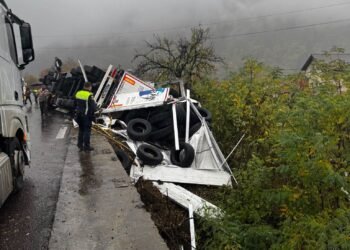 Remorcă răsturnată, trafic complet blocat