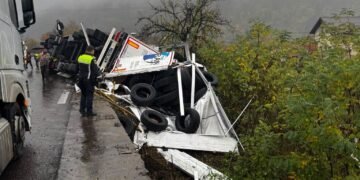 Remorcă răsturnată, trafic complet blocat