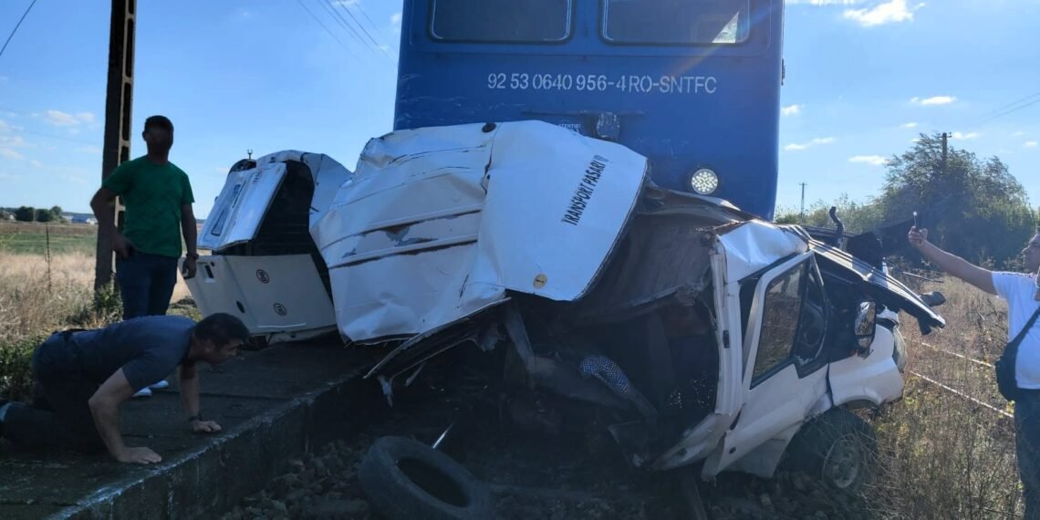 Trei adulți și un copil au murit loviți de tren