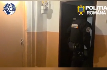Barmani ziua, traficanți de canabis după evenimente? Doi tineri de 24 de ani, săltați de DIICOT