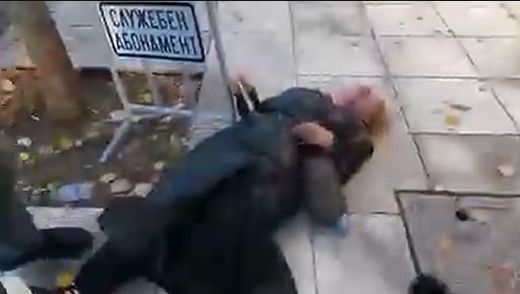 Jurnalistă trântită la pământ de un agent al Serviciului Naţional de Protecţie