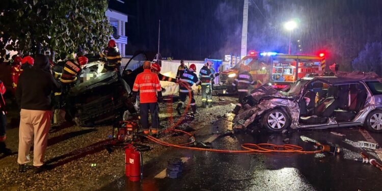 TRAGEDIE pe șosea! Trei tineri, printre care două fete de 17 ani, au murit într-un impact devastator în Vâlcea