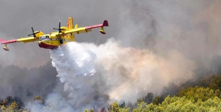 Europa ar putea comanda până la 50 de avioane Canadair pentru stingerea incendiilor