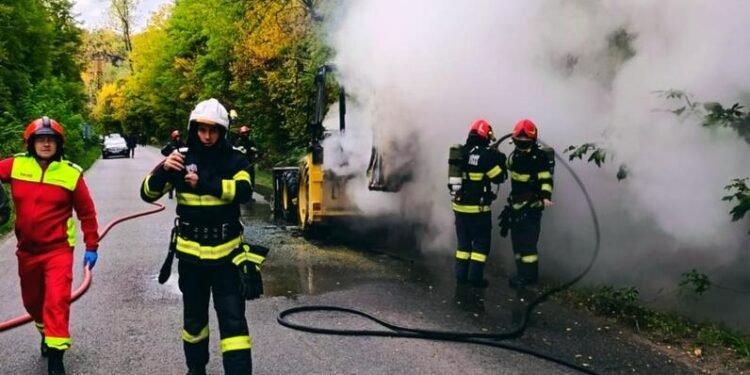 Scene de panică pe DN 687A! Un buldoexcavator a luat foc din mers, flăcările amenințau pădurea