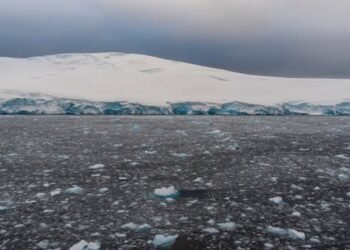 O gaură uriașă, aproape de mărimea Portugaliei, s-a deschis în gheața Antarcticii