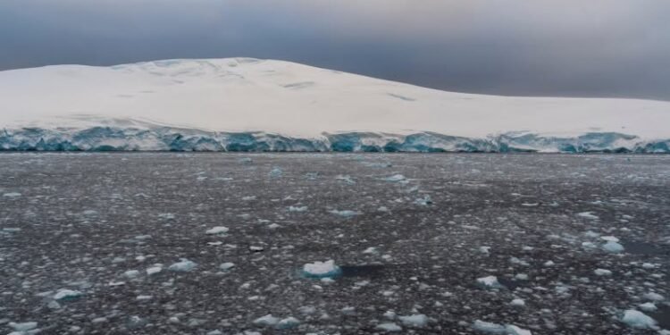 O gaură uriașă, aproape de mărimea Portugaliei, s-a deschis în gheața Antarcticii