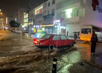 Istanbulul, sub ape, după cele mai grave ploi din ultimii 80 de ani. Cel puțin 3 morți