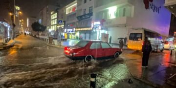 Istanbulul, sub ape, după cele mai grave ploi din ultimii 80 de ani. Cel puțin 3 morți