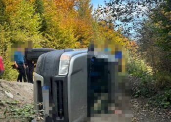 Doi soți, găsiți decedați într-o mașină răsturnată pe un drum forestier