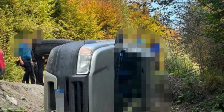 Doi soți, găsiți decedați într-o mașină răsturnată pe un drum forestier