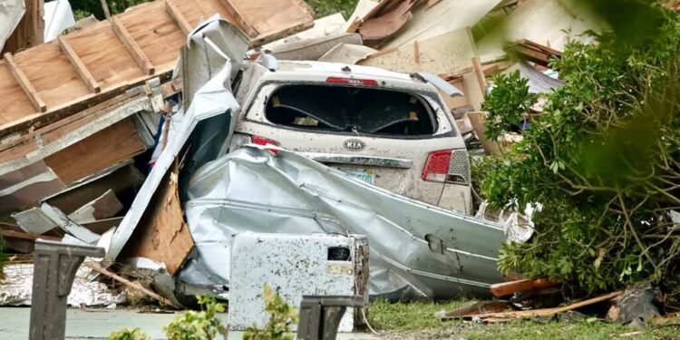 Uraganul Isaias a lovit Florida: Vânt de 165 km/h, inundații și distrugeri masive